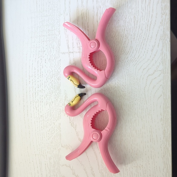 o2Cool Other - FLAMINGO Towel Holder - 2 Clips O2COOL BocaClip